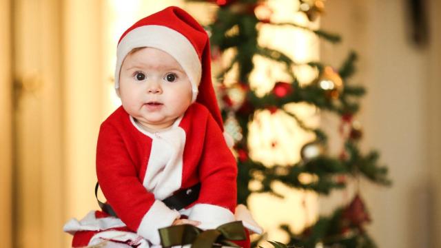 Un bebé disfrazado de Papá Noël