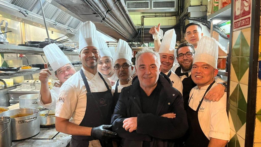 Ferran Adrià y los cocineros del Restaurante Los Caracoles