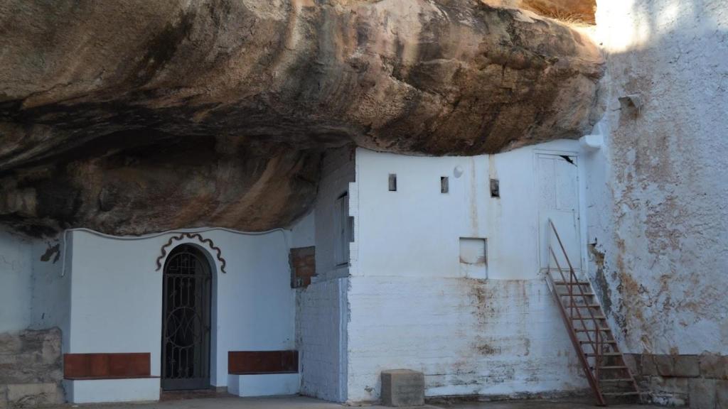 La iglesia medieval del siglo XIV oculta en una cueva de Cataluña, la ermita del Remei