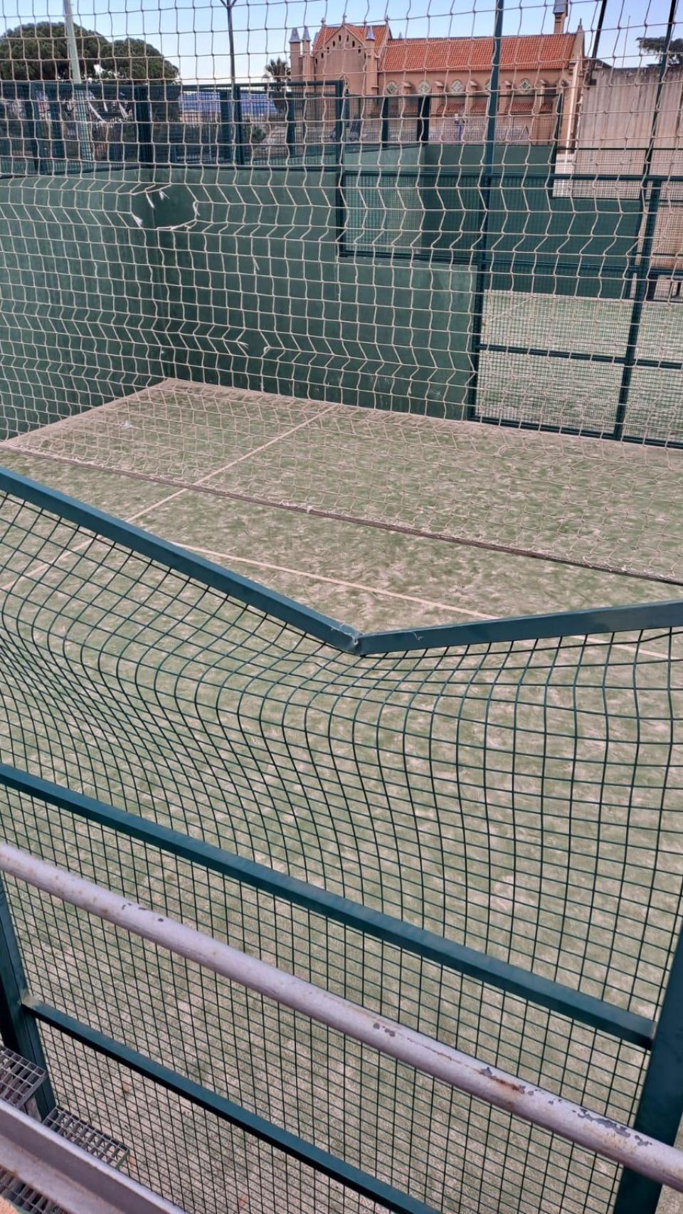 Desperfecto en las pistas de pádel del CEM Tenis Vall d'Hebron