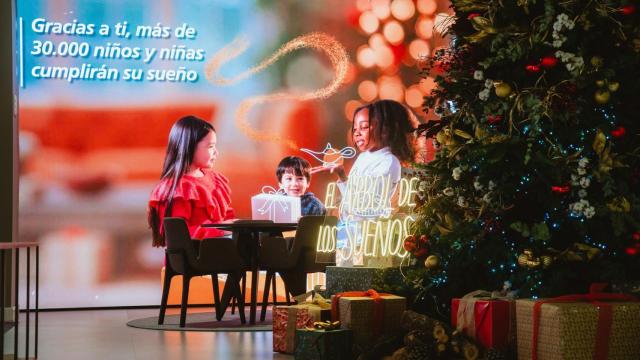 Imagen del Árbol de los Sueños de CaixaBank en la oficina ‘all in one’ de Madrid