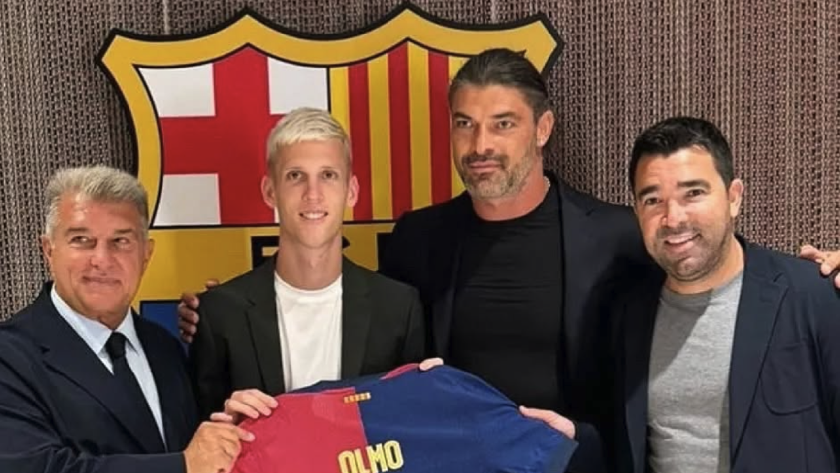 Dani Olmo y Andy Bara, su representante, junto a Deco y Joan Laporta