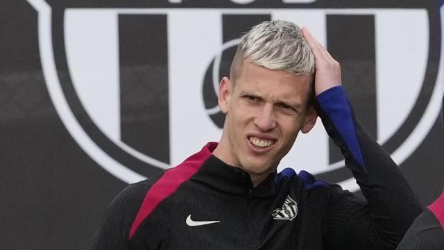 Dani Olmo, con cara de preocupación, en un entrenamiento del Barça