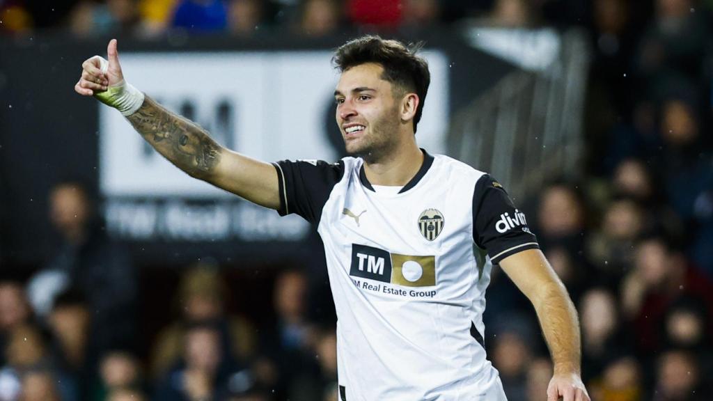 Hugo Duro festeja su gol contra el Real Madrid en Mestalla