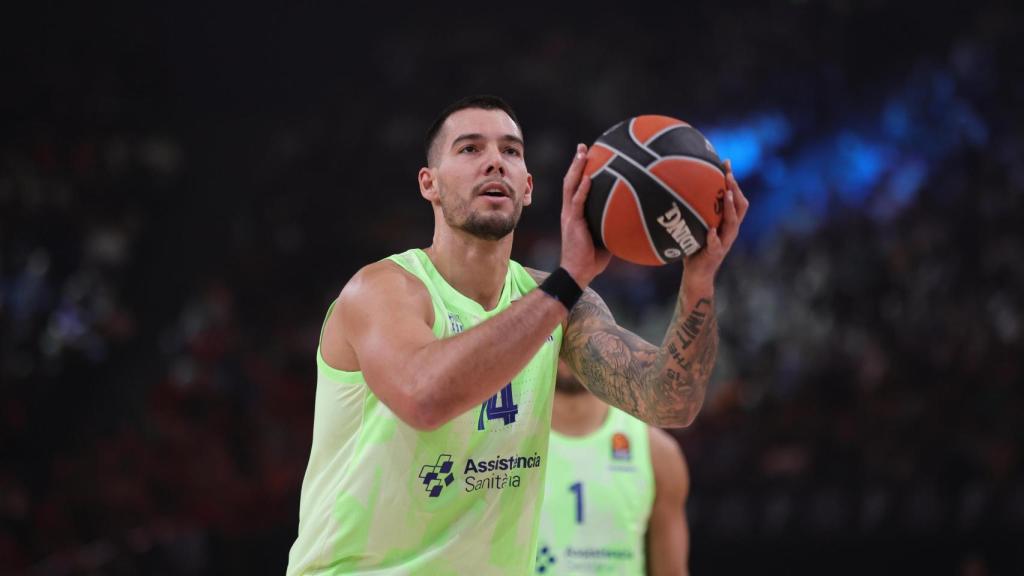 Willy Hernangómez, en una jugada del partido entre Paris Basketball y Barça de basket