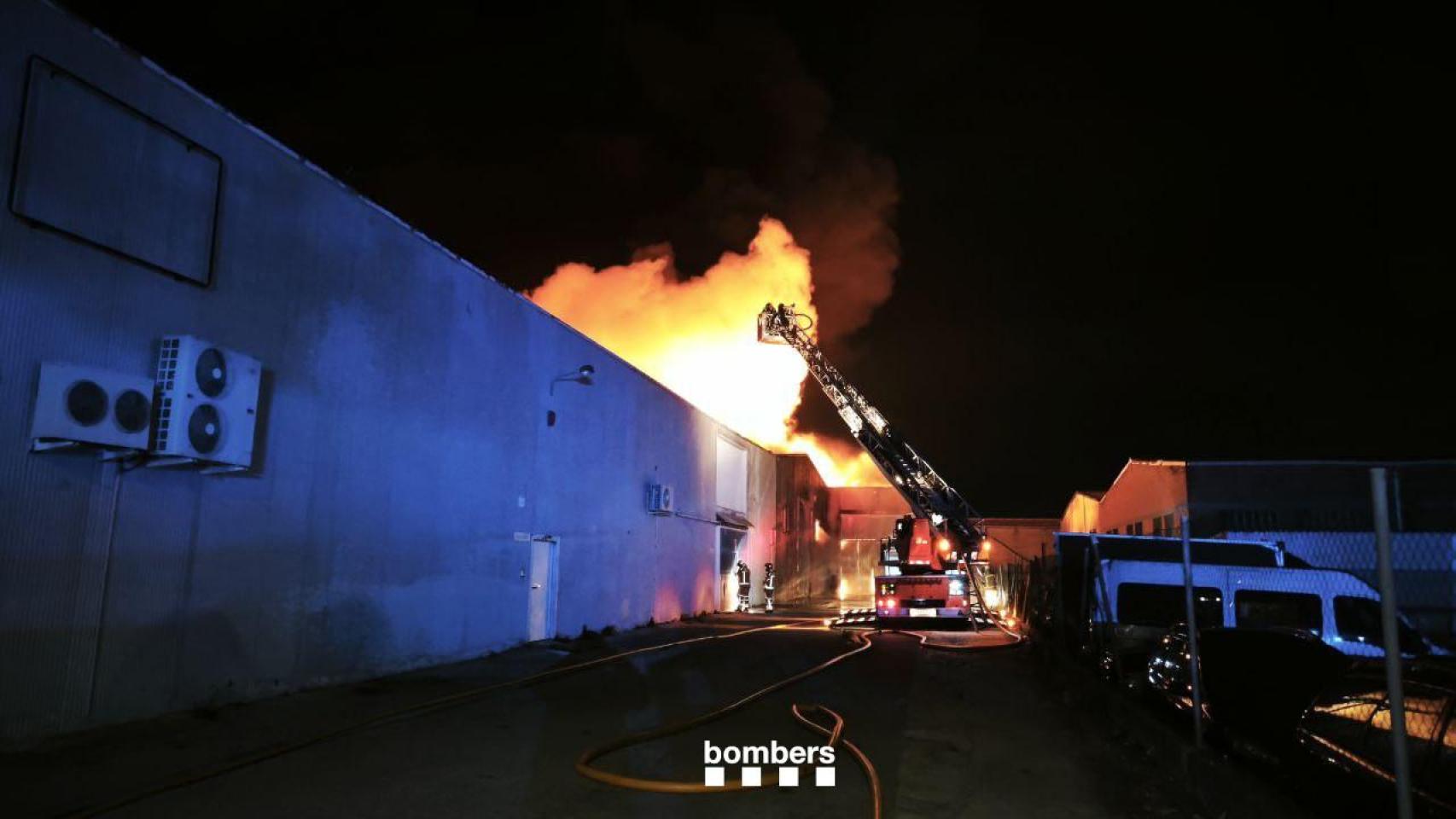 Los bomberos trabajan en un espectacular incendio en una nave industrial de la avenida Europa de Igualada (Barcelona)