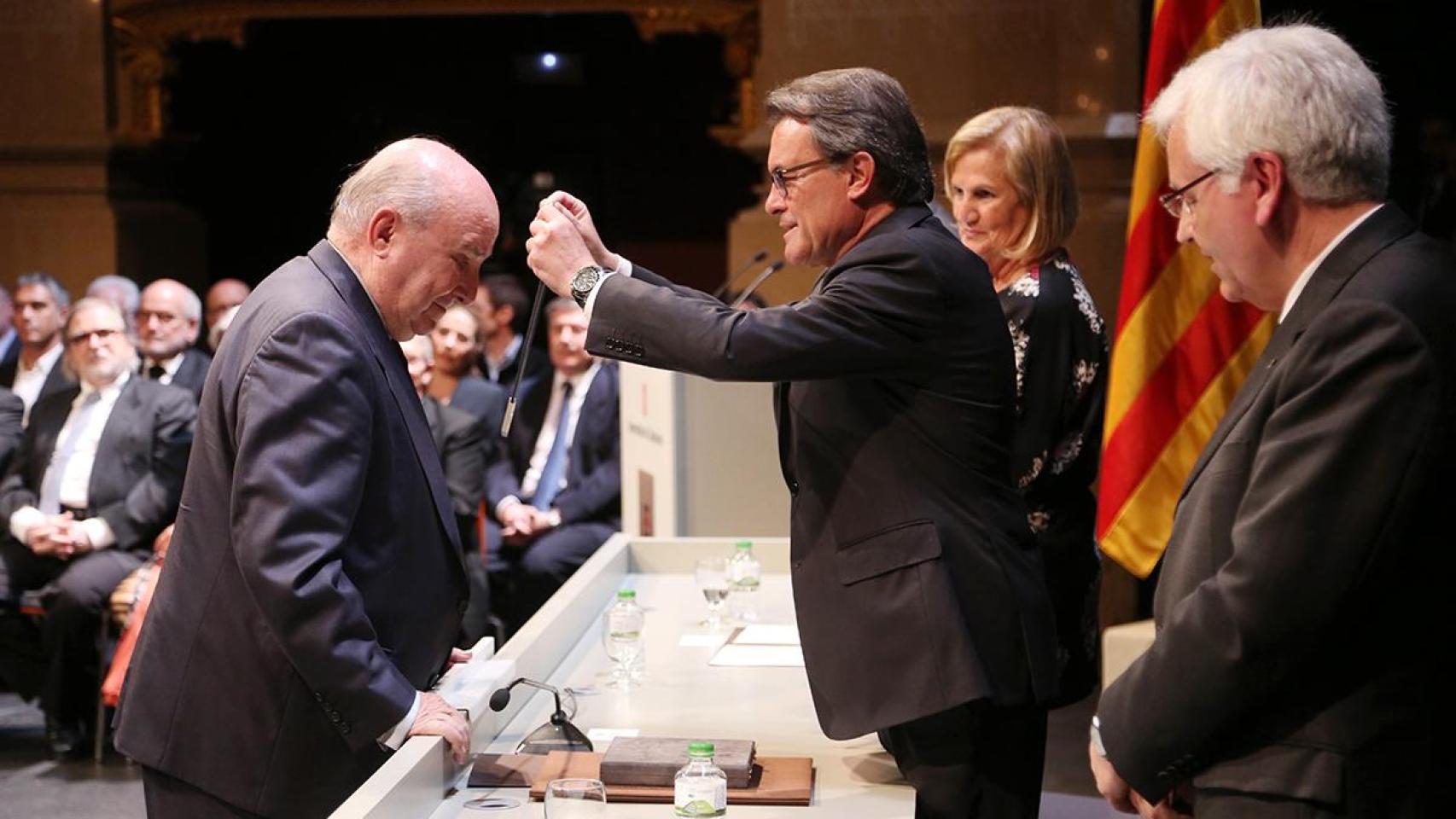 Llibert Cuatrecasas recibiendo la Creu de Sant Jordi