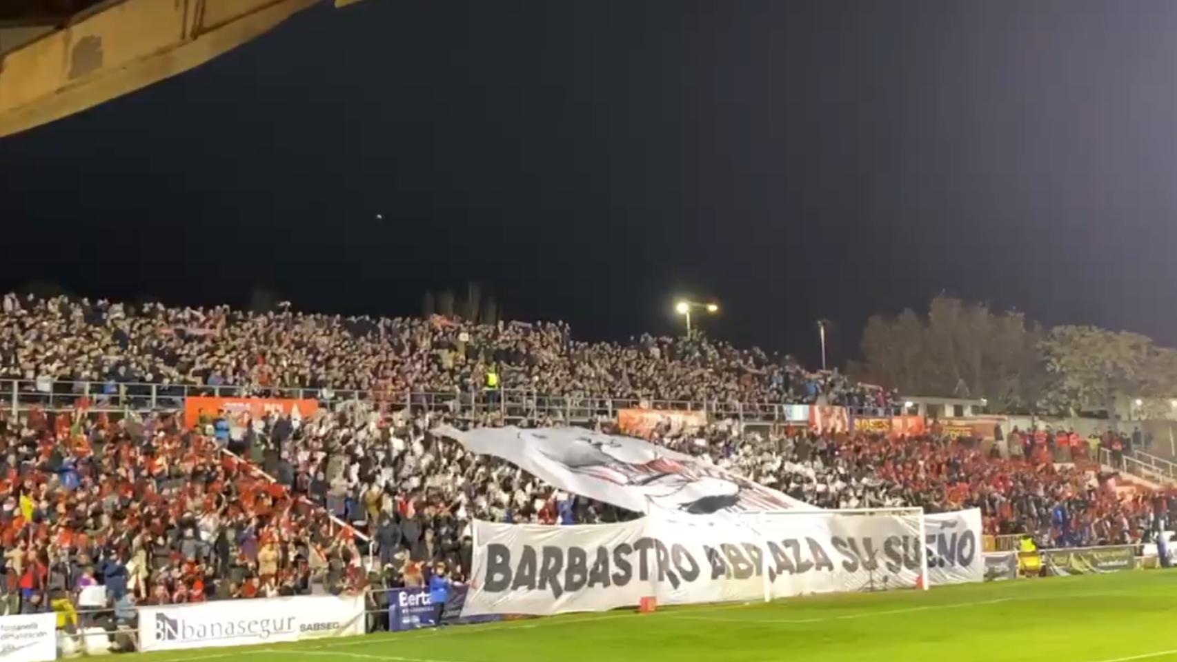 La afición del Barbastro muestra su apoyo en el partido contra el Barça