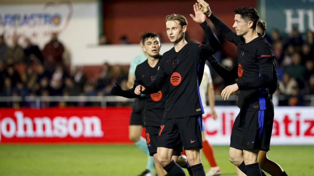 Lewandowski celebra con De Jong su gol en el Barbastro-Barça