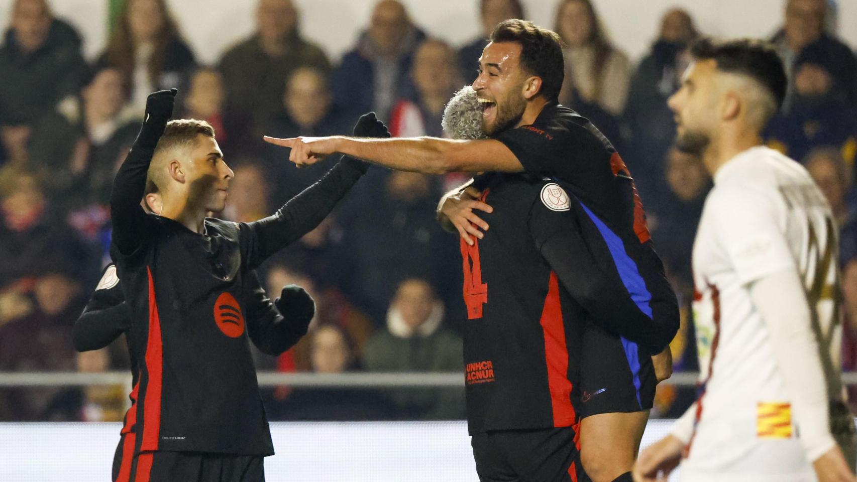 Éric García abraza a Ronald Araujo tras marcar al Barbastro