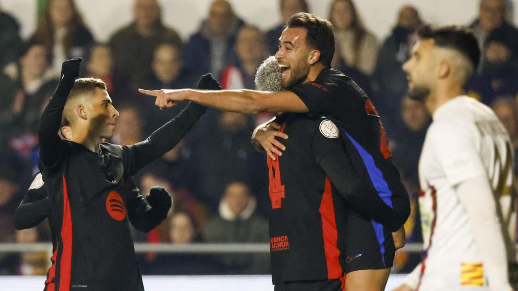 Éric García abraza a Ronald Araujo tras marcar al Barbastro