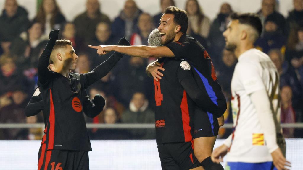 Éric García abraza a Ronald Araujo tras marcar al Barbastro