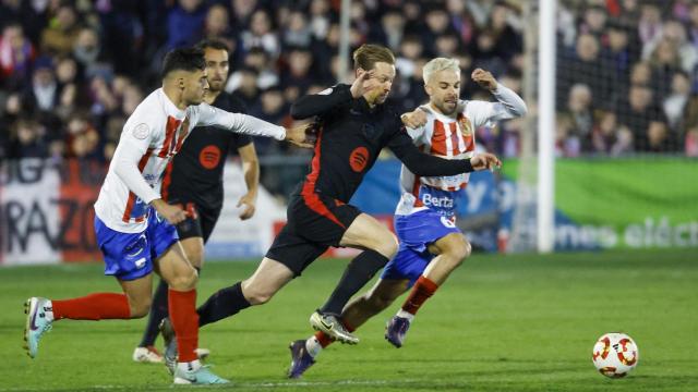 Frenkie de Jong conduce un balón durante el Barbastro-Barça