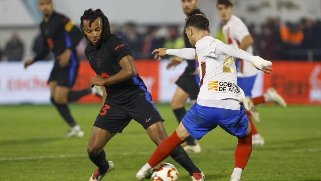 Jules Koundé pelea por un balón en el Barbastro-Barça