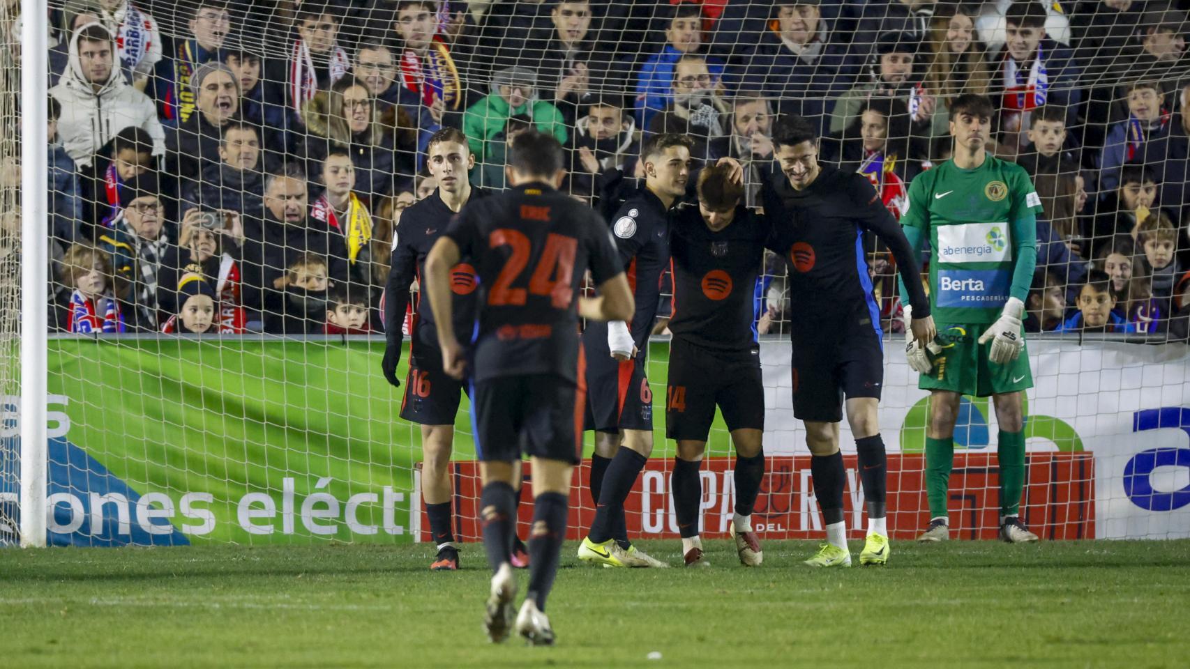 Los futbolistas del Barça abrazan a Pablo Torre tras ganar al Barbastro