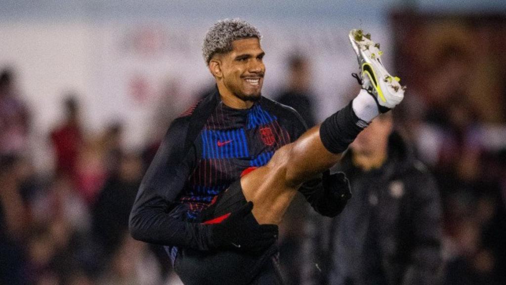 Ronald Araujo calienta antes del partido del Barça contra el Barbastro