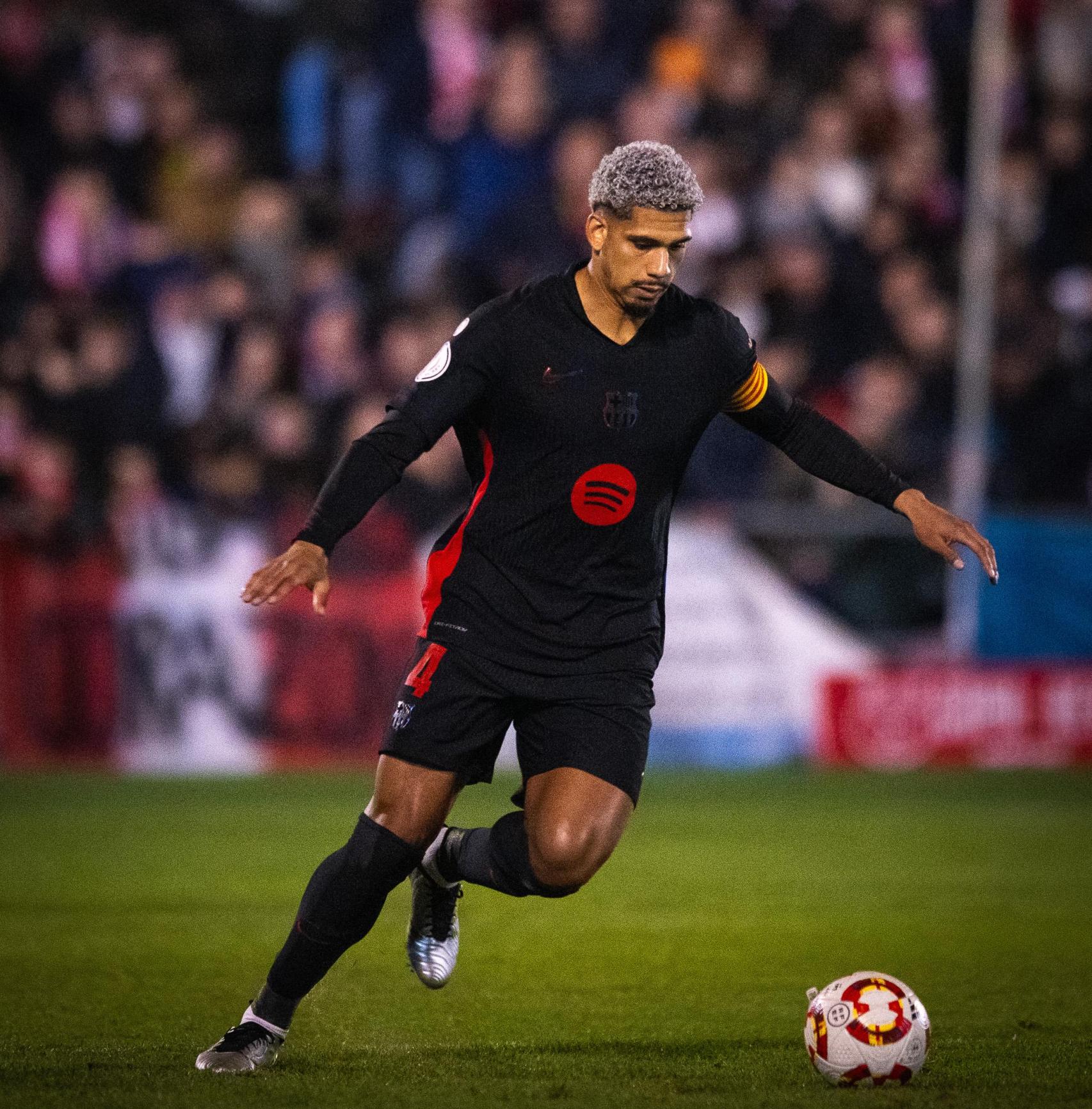 Ronald Araujo juega su primer partido con el Barça en la temporada 2024-25, contra el Barbastro