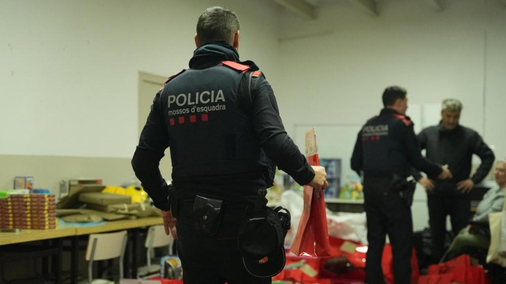 Los Mossos d'Esquadra entregan decenas de regalos rercolectados en la discoteca Shoko a la Comisión de Fiestas de la Barceloneta