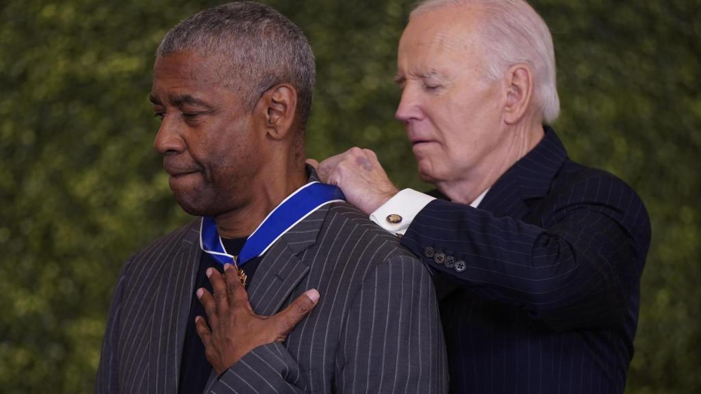 Joe Biden entrega la Medalla Presidencial de Libertad a Denzel Washington