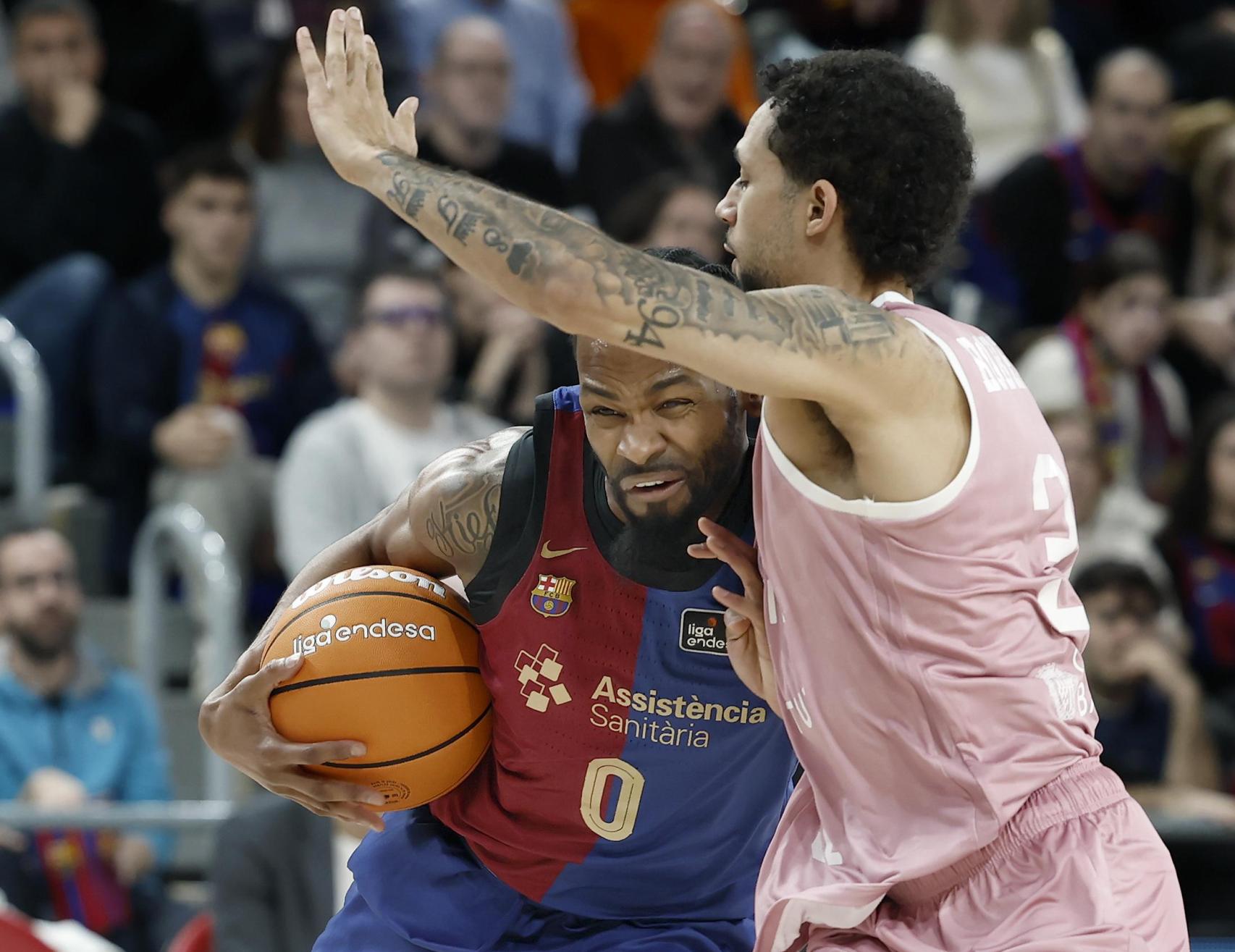 Kevin Punter lucha por encestar en el Barça de basket-Joventut