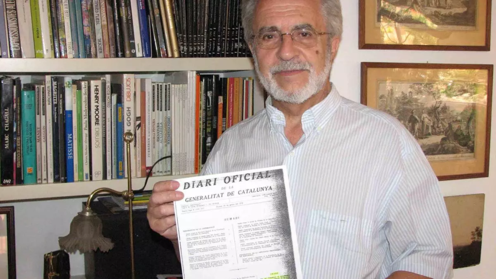 Ricard Lobo, con una copia del primer ejemplar del Diari Oficial de la Generalitat