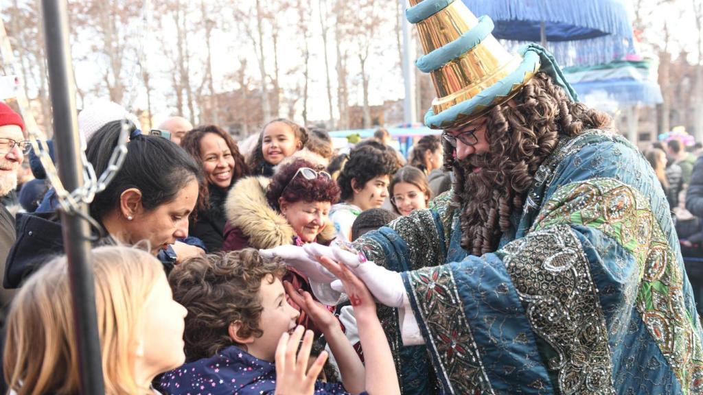 Gaspar saluda a varios niños en Girona durante la cabalgata de Reyes de 2025