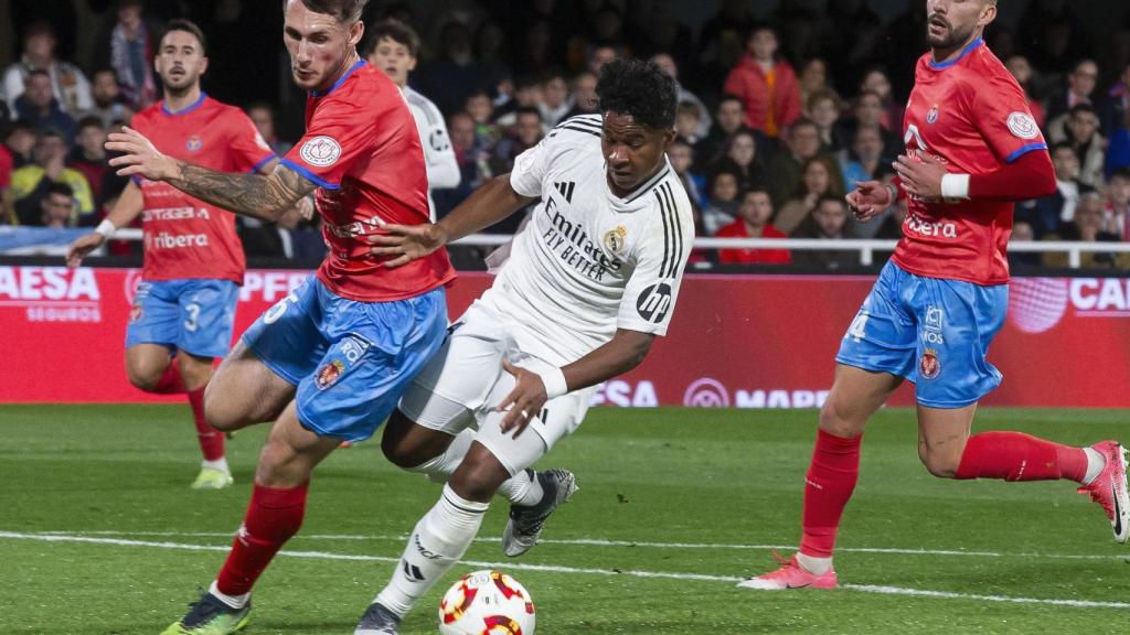 Endrick controla el balón en el área, durante en Deportiva Minera-Real Madrid de Copa del Rey