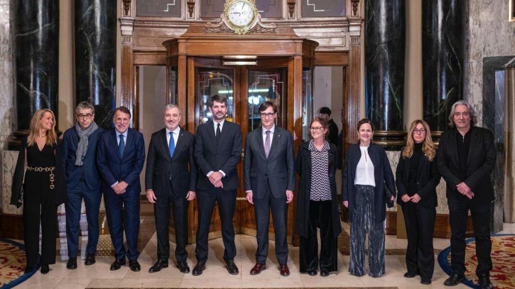 Fotografía de autoridades en la entrega del Premio Nadal y del Premi Josep Pla