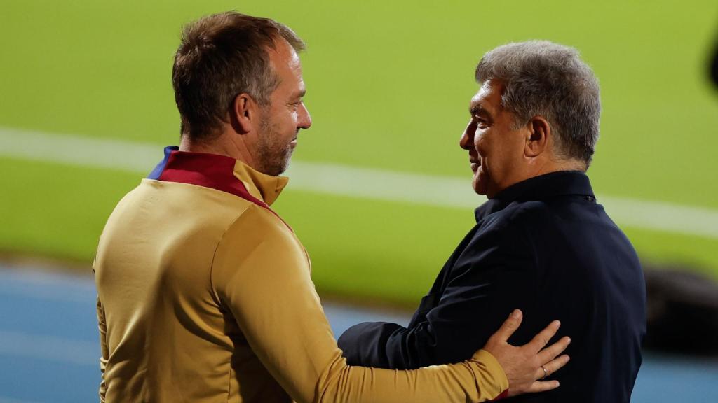 Hansi Flick saluda a Laporta antes del entrenamiento del Barça en Arabia Saudí