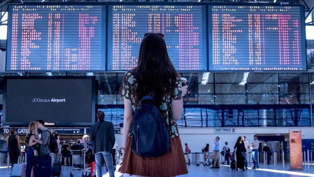 Mujer en un aeropuesto