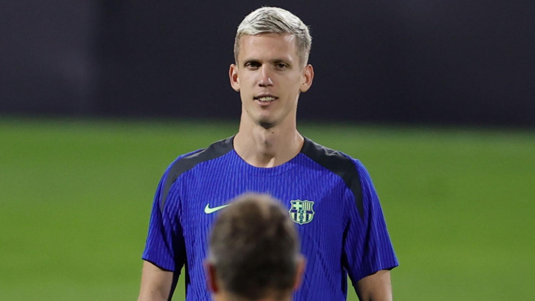 Dani Olmo observa a Hansi Flick en la previa de la Supercopa de España