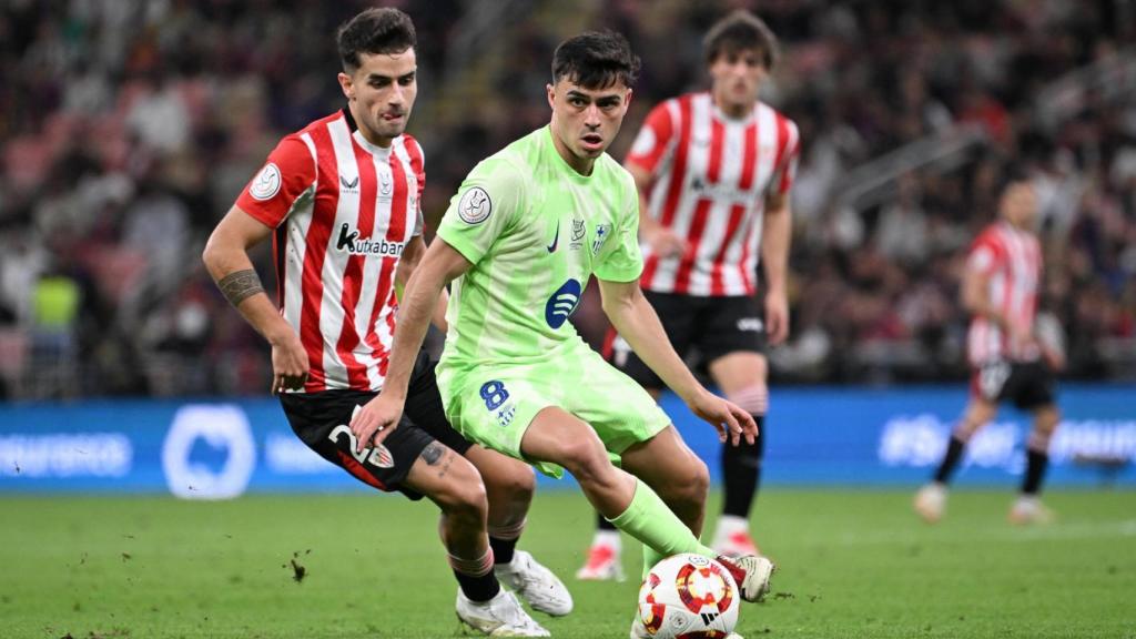 Pedri controla el balón contra el Athletic