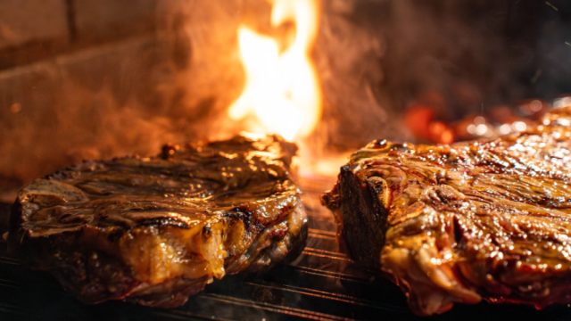 Este restaurante de Tarragona sirve uno de los mejores chuletones: cocina a la brasa con nombre de basílica