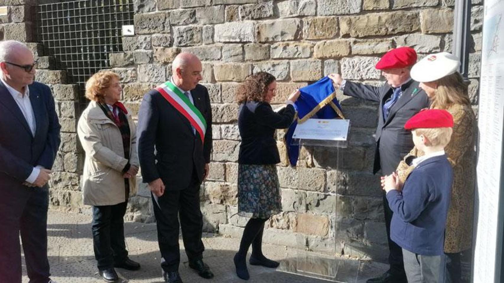 Descubrimiento de la placa conmemorativa en la Catedral de San Justo por parte de los carlistas españoles