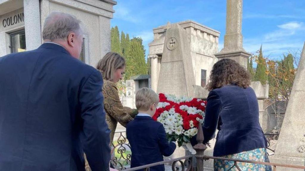 Ofrenda floral en la tumba en la que descansan los restos de veinticuatro carlistas que acompañaron a Carlos en su exilio