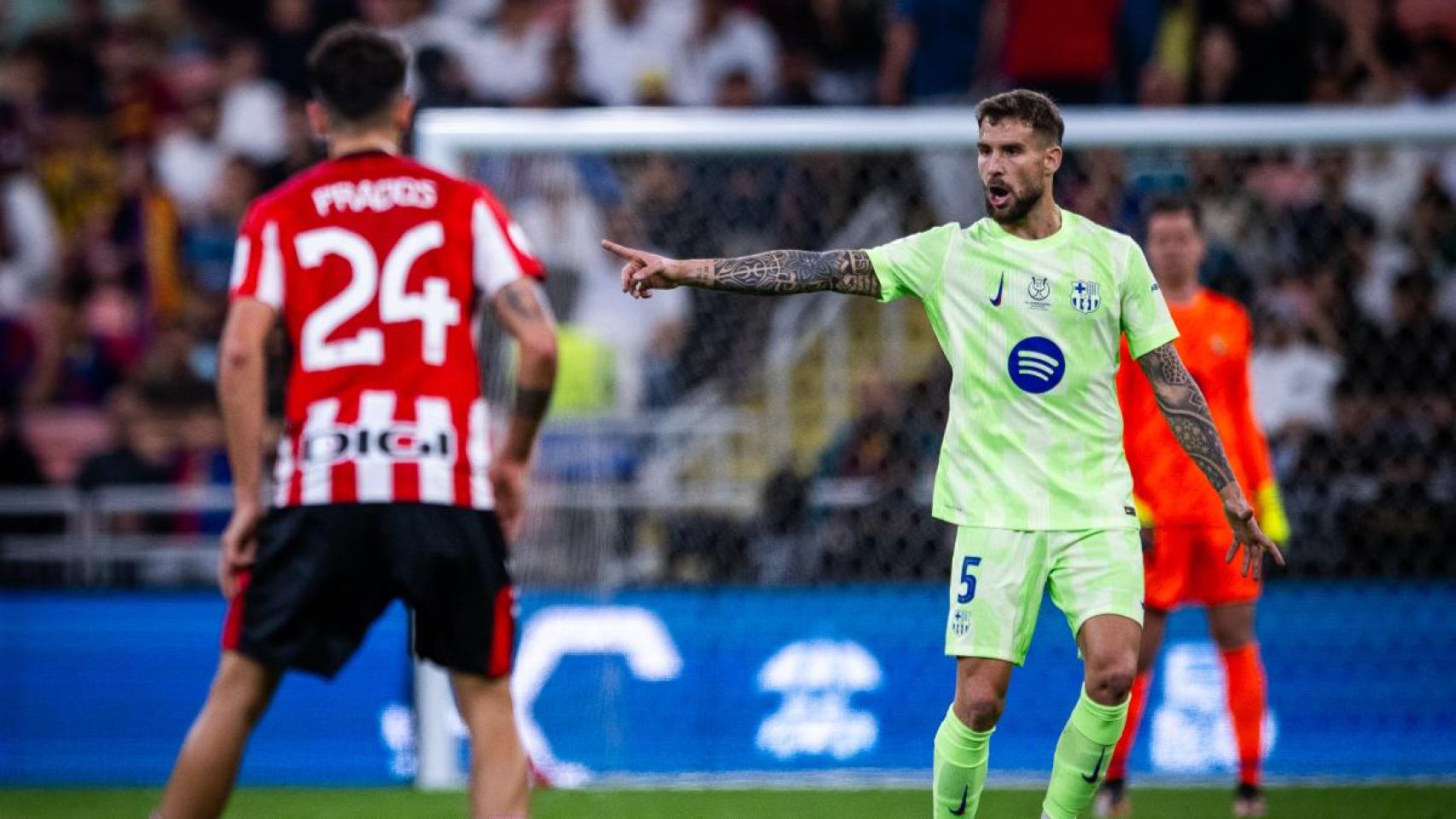 Iñigo Martínez conduce el balón durante las semifinales de la Supercopa entre Barça y Athletic Club