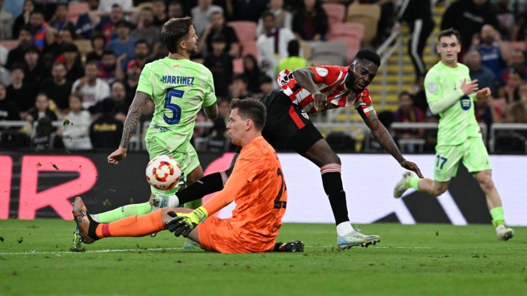 Szczesny detiene un disparo de Iñaki Williams en el Athletic-Barça