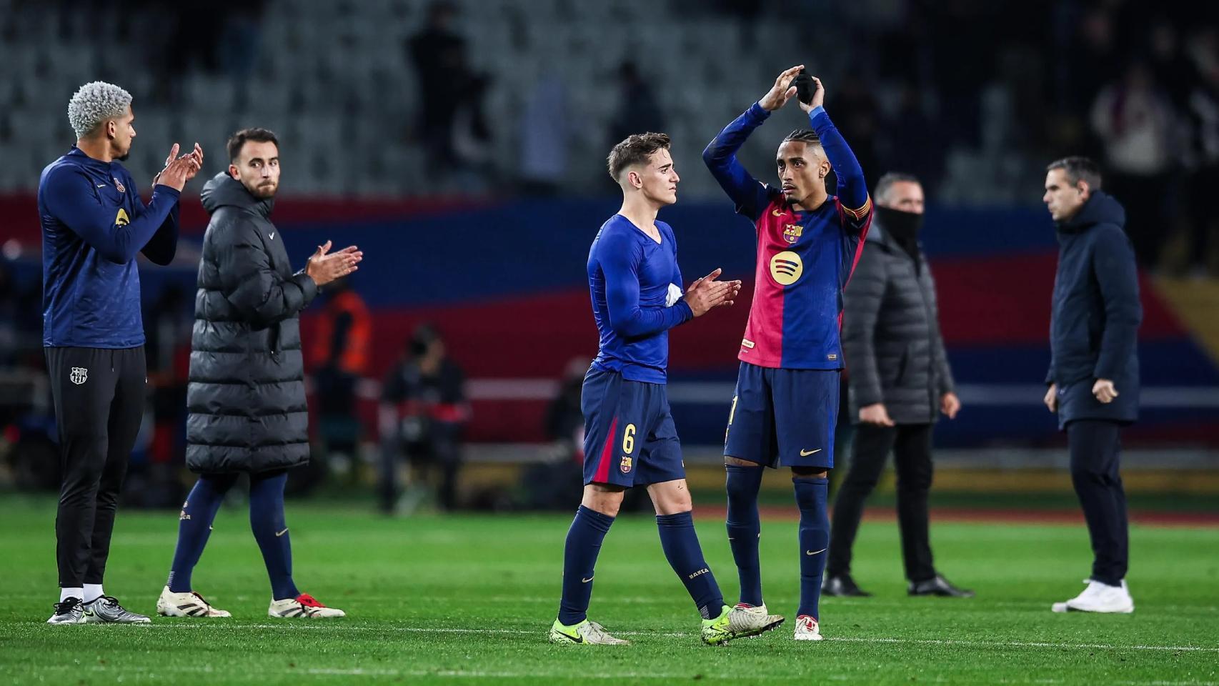 Los jugadores del Barça aplauden el apoyo de la afición en Montjuïc