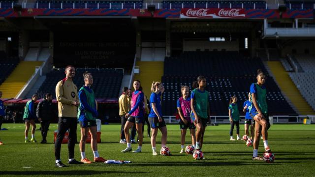 El Barça Femenino realiza una sesión de entrenamiento en el Estadio de Montjuïc