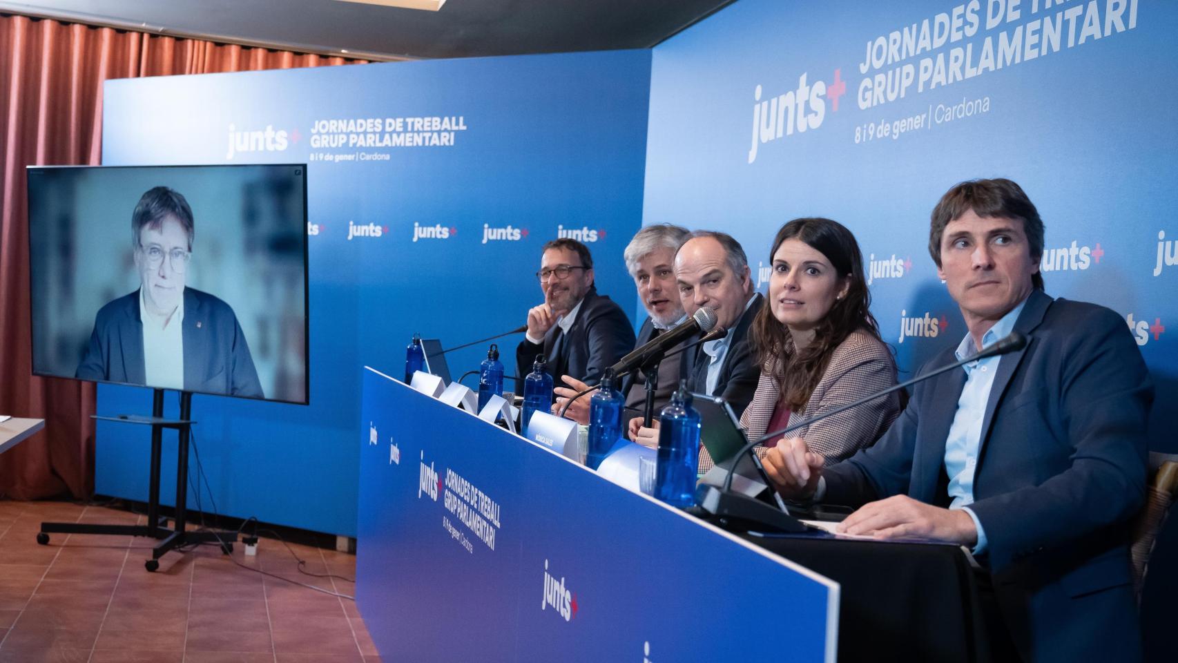 El diputado de Junts en el Parlament, Albert Batet; el secretario general de Junts, Jordi Turull y la portavoz del grupo de Junts en el Parlament, Mònica Sales, durante una jornada de su grupo parlamentario