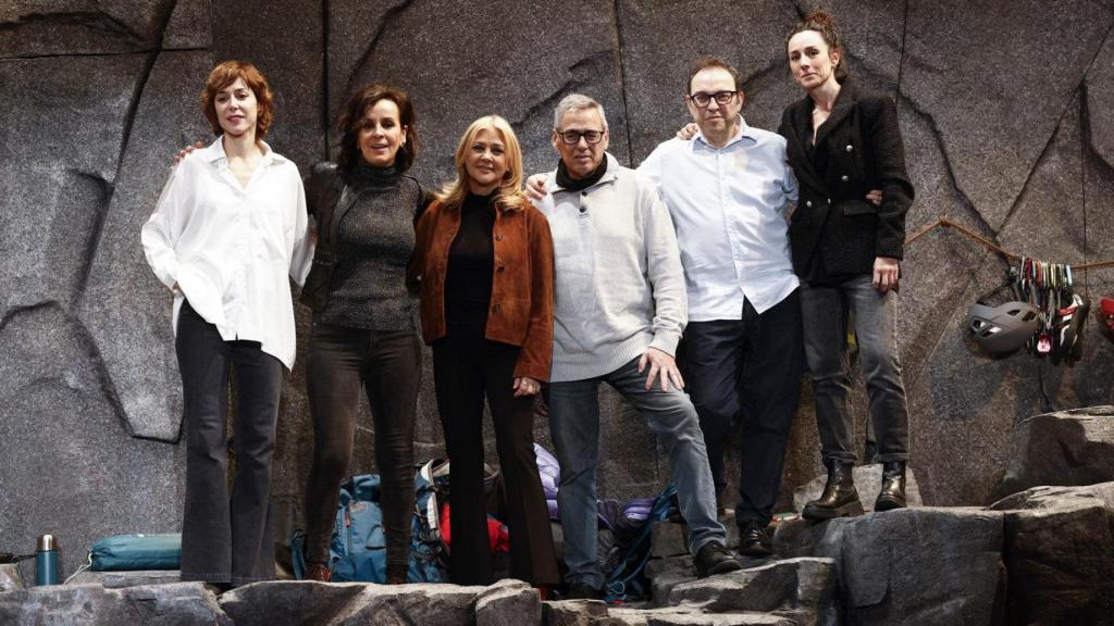 Las actrices Amparo Larrañaga, Ruth Díaz, Cecilia Solaguren  y Anna Carreño, junto al escritor Jordi Galcerán y el director Sergi Belbel