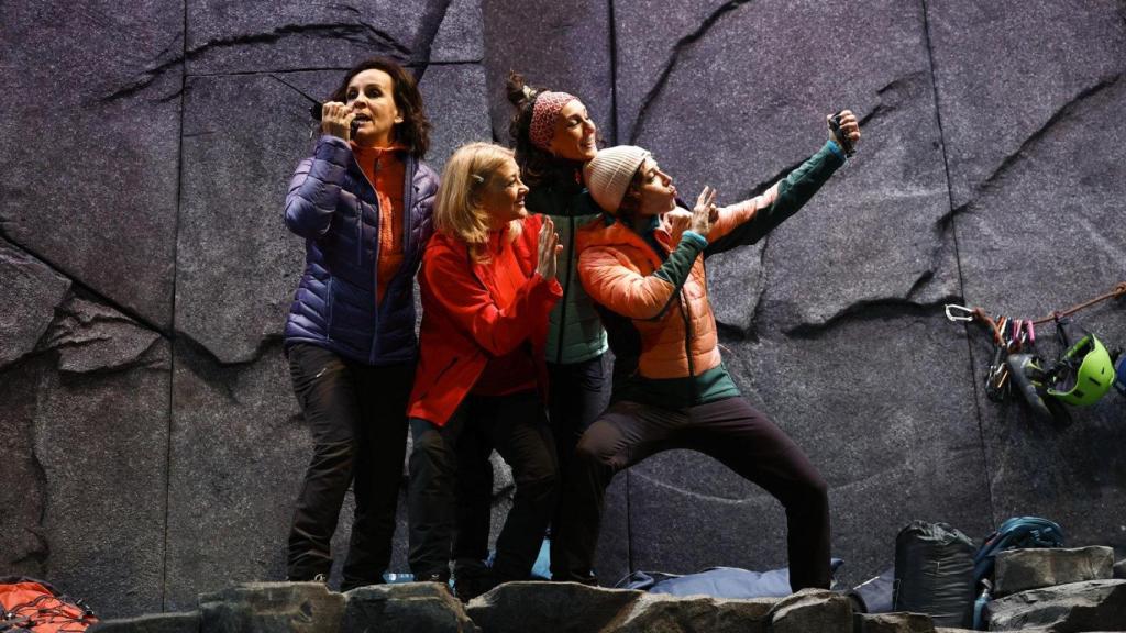 Las actrices Amparo Larrañaga, Ruth Díaz, Cecilia Solaguren y Anna Carreño, en 'Fitz Roy'