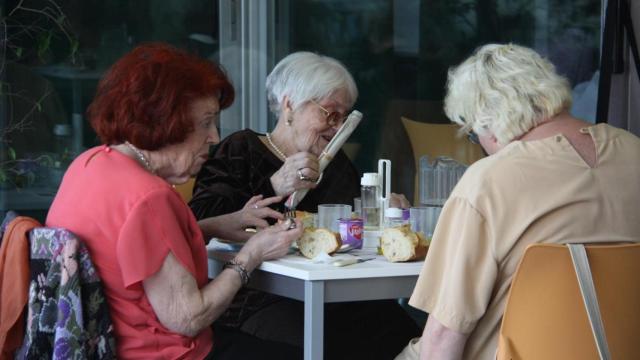 Personas mayores en una residencia de ancianos