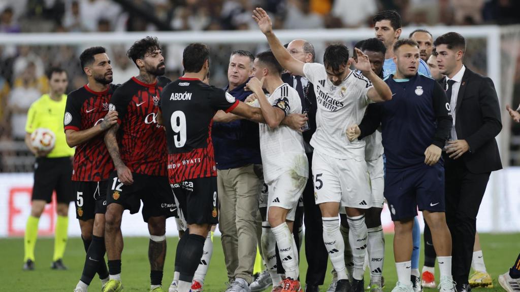 La tangana en las semifinales de la Supercopa entre los jugadores del RCD Mallorca y Raúl Asencio, central del Real Madrid