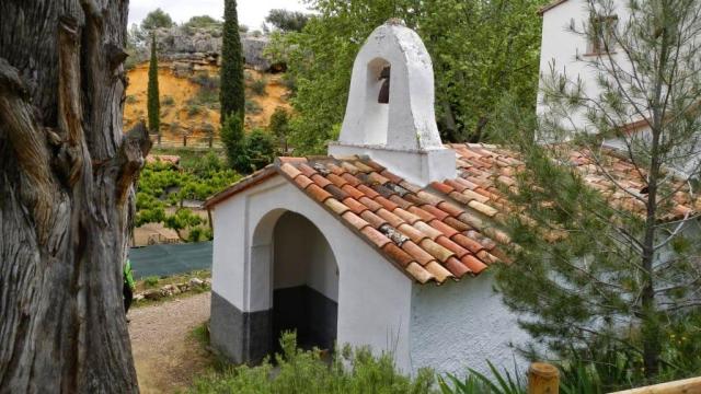 La diminuta Ermita de Sant Antoni i Santa Bàrbara