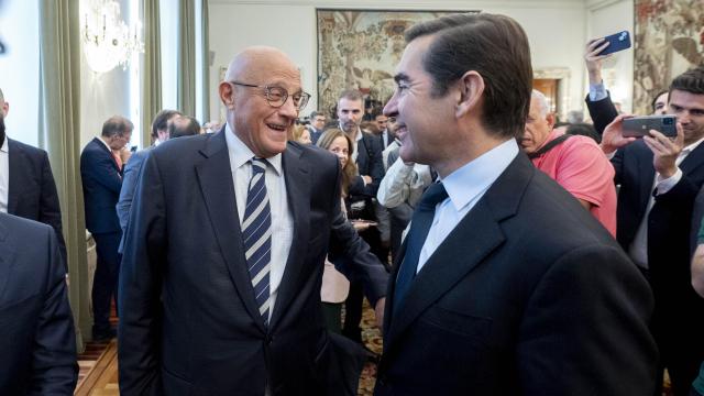 Josep Oliu (izq.), presidente de Banco Sabadell, conversa con su homólogo de BBVA, Carlos Torres / EP