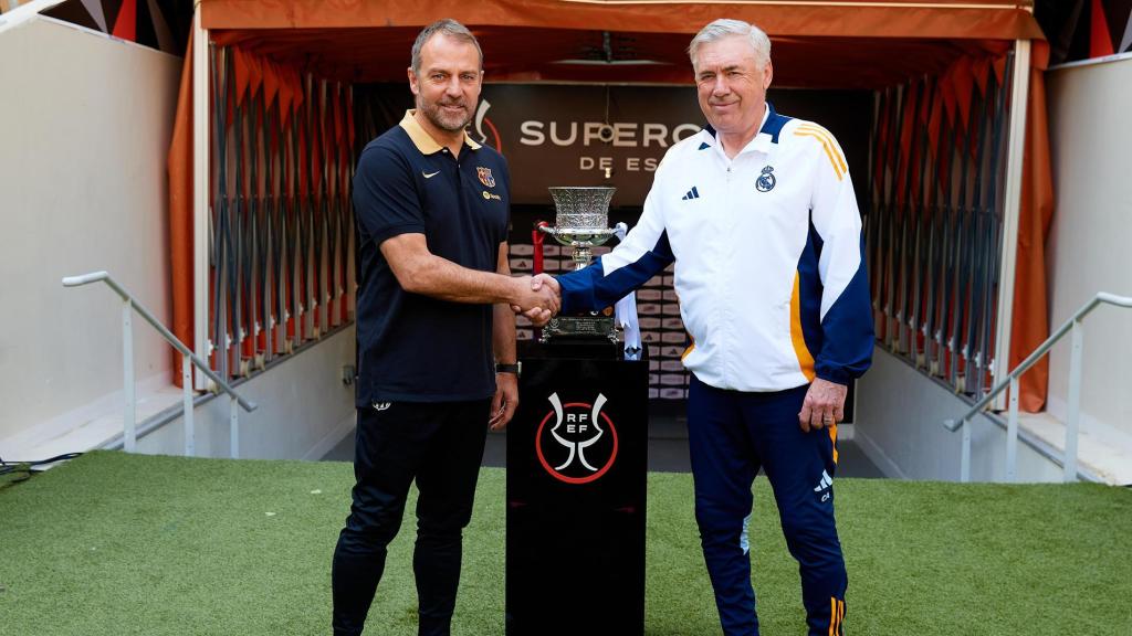 Hansi Flick y Carlo Ancelotti se saludan en la previa de la final de la Supercopa