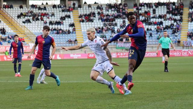 Landry Farré pugna con un rival en el empate del Barça B contra la Cultural Leonesa