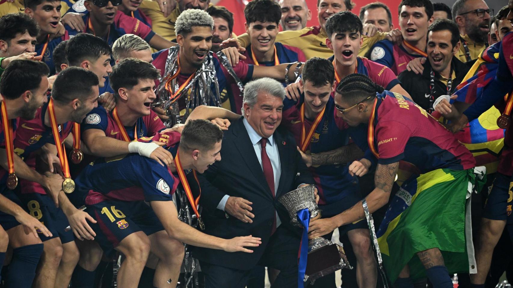 Laporta levanta la Supercopa tras la victoria del Barça ante el Real Madrid