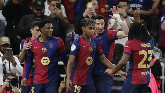 Los futbolistas del Barça celebran el gol de Lamine Yamal al Madrid